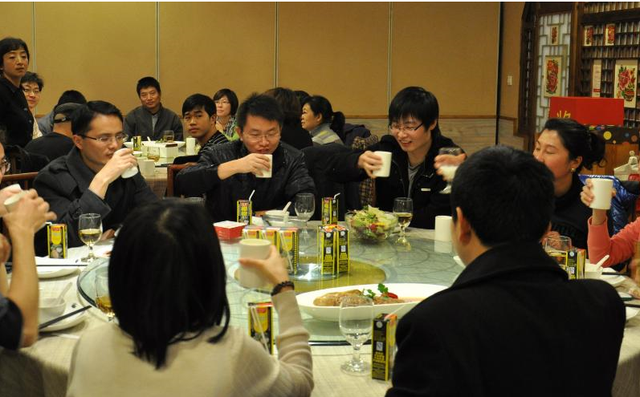 为何参加饭局,最好不要去拍照发朋友圈?早知道,早提防(图1) 为何参加饭局,最好不要去拍照发朋友圈?早知道,早提防(图1)