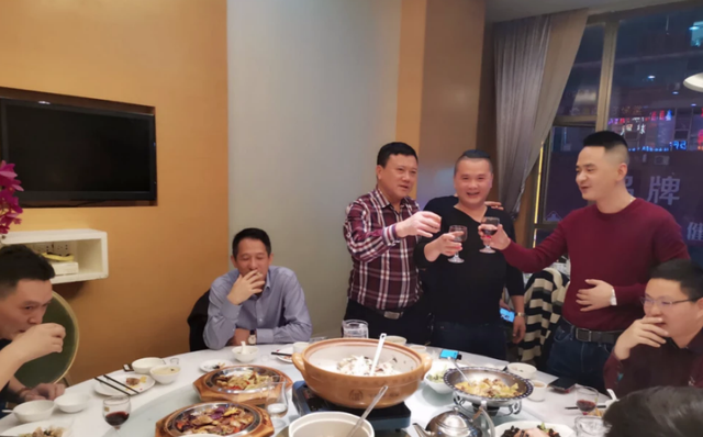 董明珠坦言:和下属吃一顿饭,你就能看出他值不值得被重用(图2) 董明珠坦言:和下属吃一顿饭,你就能看出他值不值得被重用(图2)